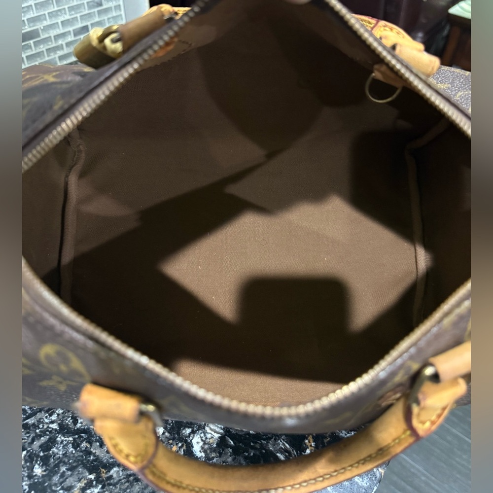 LOUIS VUITTON Speedy 30 
Monogram Satchel with COA - Picture 9 of 13